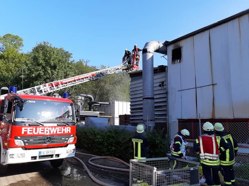 wwwFEUERWEHRde's tweet photo. #Feuerwehr #Bad Münstereifel #Iversheim

Brand in Lagerhalle verursacht Millionen-Schaden

https://t.co/sAuWdO5vk6

#EinsatzFW https://t.co/wEpt13Emji