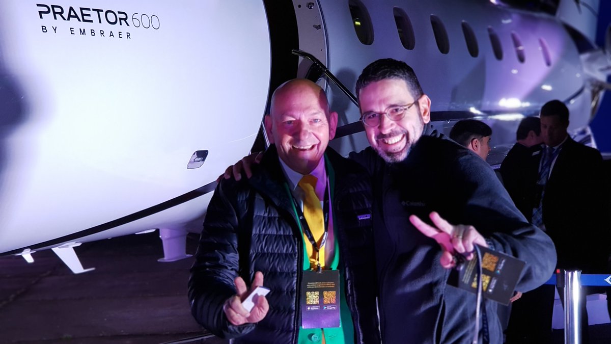 FERNANDOHESSEL's tweet photo. Ele usa crachá e eu não!
Hahahaha
Posso chamar o @luciano_hang de amigo... ou vocês vão brigar comigo?
Prazer querido.
#LABACE2019 #jatosexecutivos
#Embraer https://t.co/NMMeHjeNSh