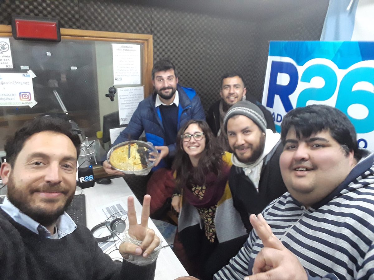 QuemandoAceite's tweet photo. #QuemandoAceite cumple 30 programas al aire! 💥💣
Gracias a tod@s l@s que voluntariamente o involuntariamente colaboraron con este proto programa de radio. Los que estamos detrás del parlante se los agradecemos! ✌✌✌ 
#AM1580 #Radio26DeJulio #30Programas https://t.co/Kr1sSJghhw
