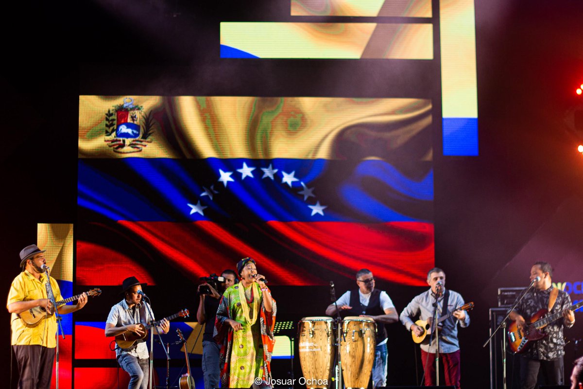 betsaydamachado's tweet photo. Qué maravillosa experiencia fue compartir escenario con @c4trio y @luisenrique en la #FeriadelasFlores en #Medellin
#Colombia Foto: @josuarochoa

Una noche para enaltecer a todas esas personas que han dejado en alto a nuestro país.  

Gracias a todos por tan cálido recibimiento. https://t.co/jx4T1zA7ty
