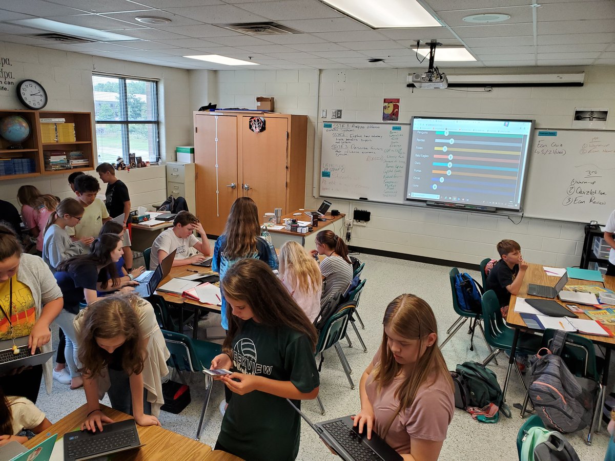 Mr_Rollman's tweet photo. Using #QuizletLive and time to climb on #Nearpod to collaborate and review vocabulary! #feedthebears https://t.co/P58QRjt7WN