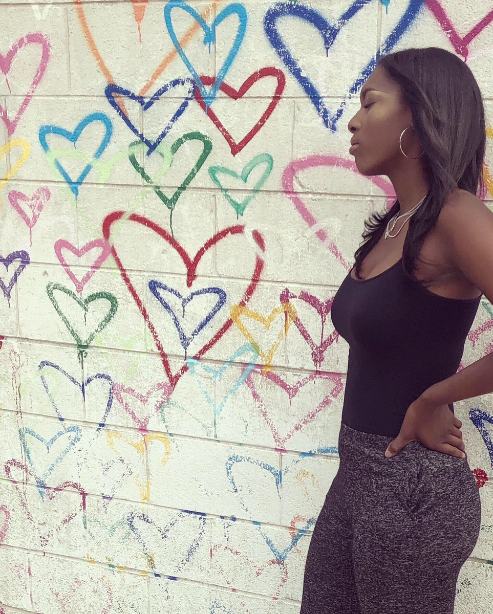RunwayKitty's tweet photo. #babygurl 🥰 💙💚🏐 #Sen20R #seniorszn #brownskingirls #beautiful #ProudMama 💁🏽♀️ #tallswag #2020 #whynot #heartwall #colestevenssalon #DMV #WCW https://t.co/Y87SmGrhij