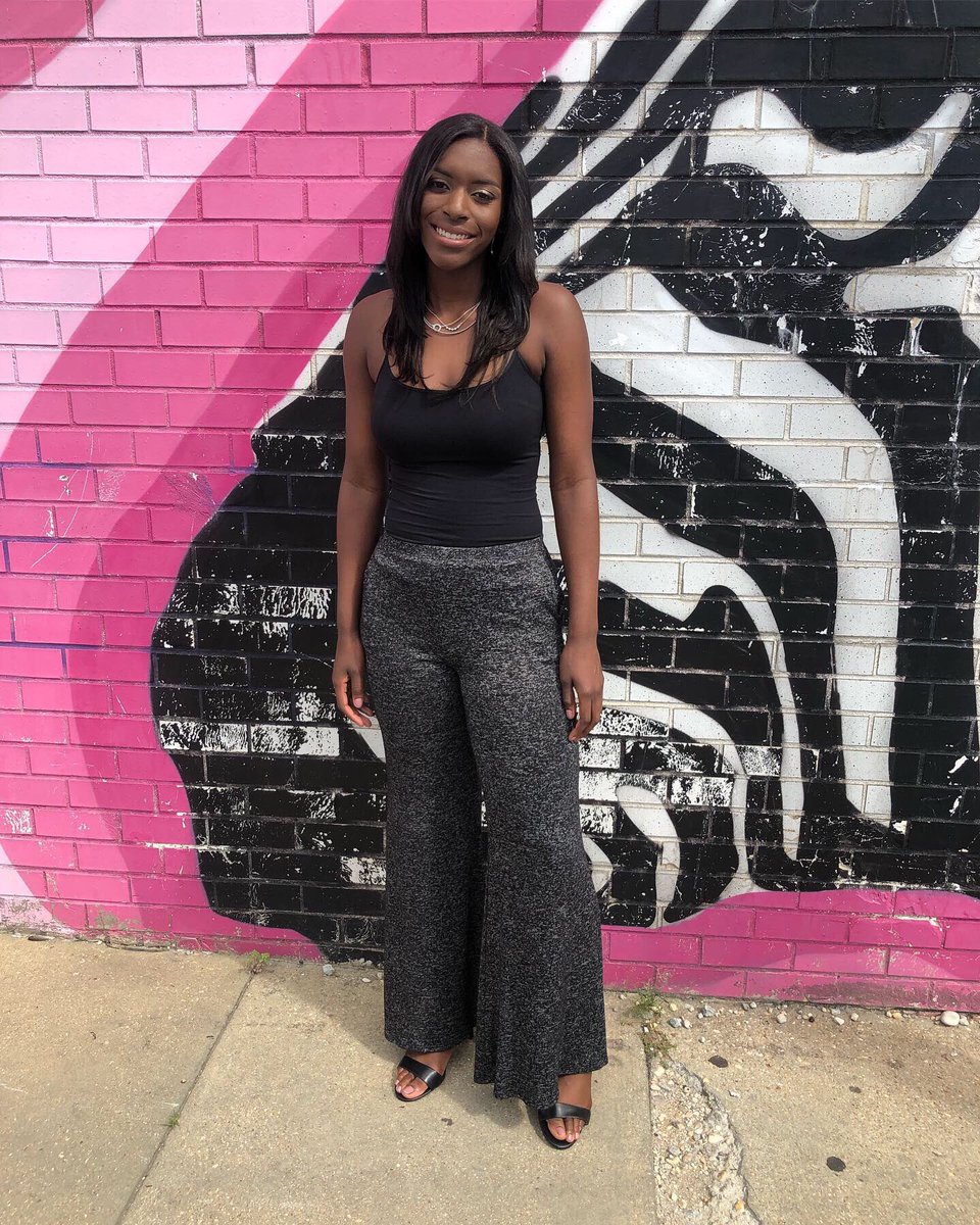 RunwayKitty's tweet photo. #babygurl 🥰 💙💚🏐 #Sen20R #seniorszn #brownskingirls #beautiful #ProudMama 💁🏽♀️ #tallswag #2020 #whynot #heartwall #colestevenssalon #DMV #WCW https://t.co/Y87SmGrhij