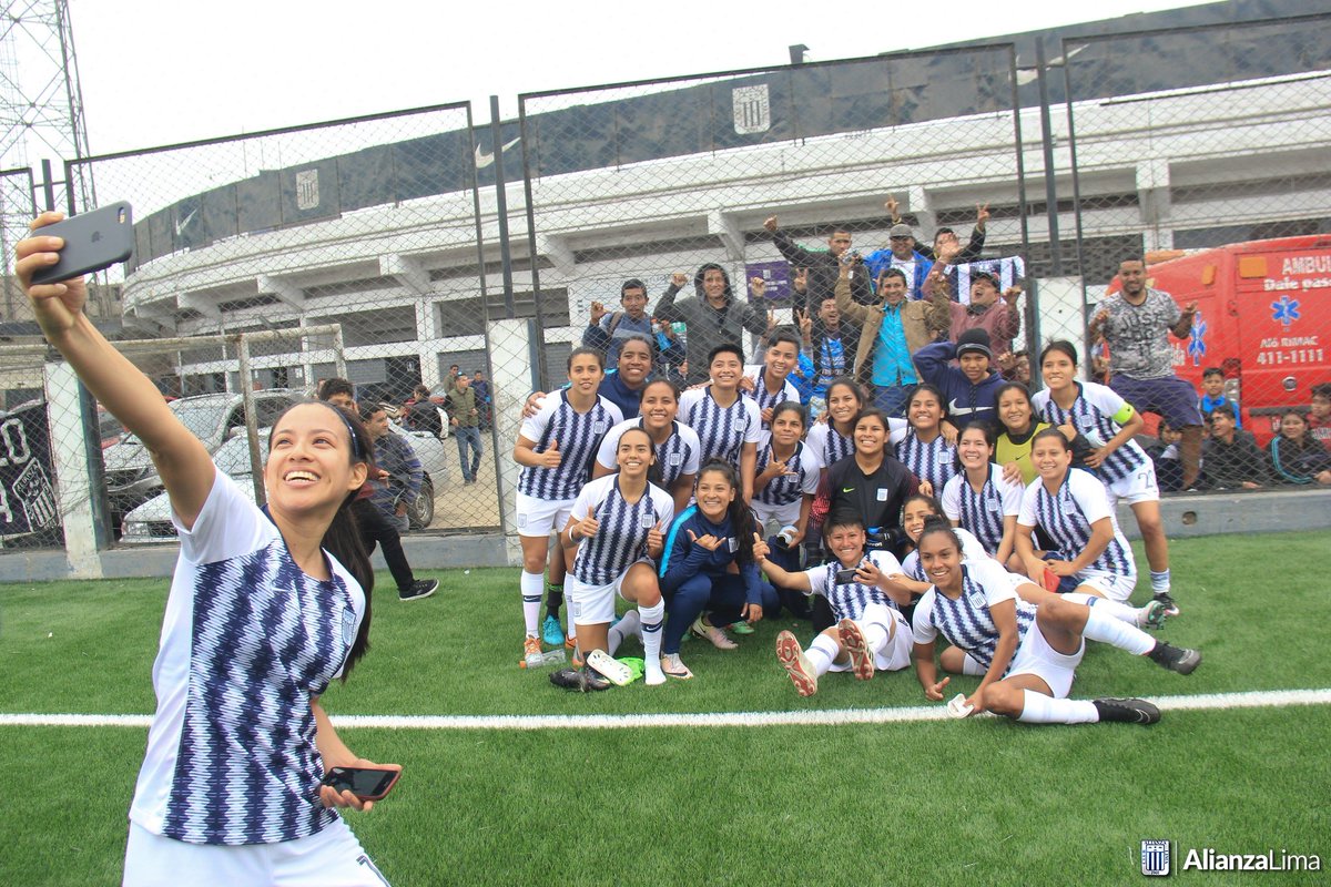 ClubALoficial's tweet photo. 📸Nuestro equipo de fútbol femenino goleó por 6-0 a @sportboys en una fecha más del Campeonato Nacional. 

¡Excelente trabajo, muchachas!💪🏼

#ArribaAlianza 💙 https://t.co/a2R2XXsT6T