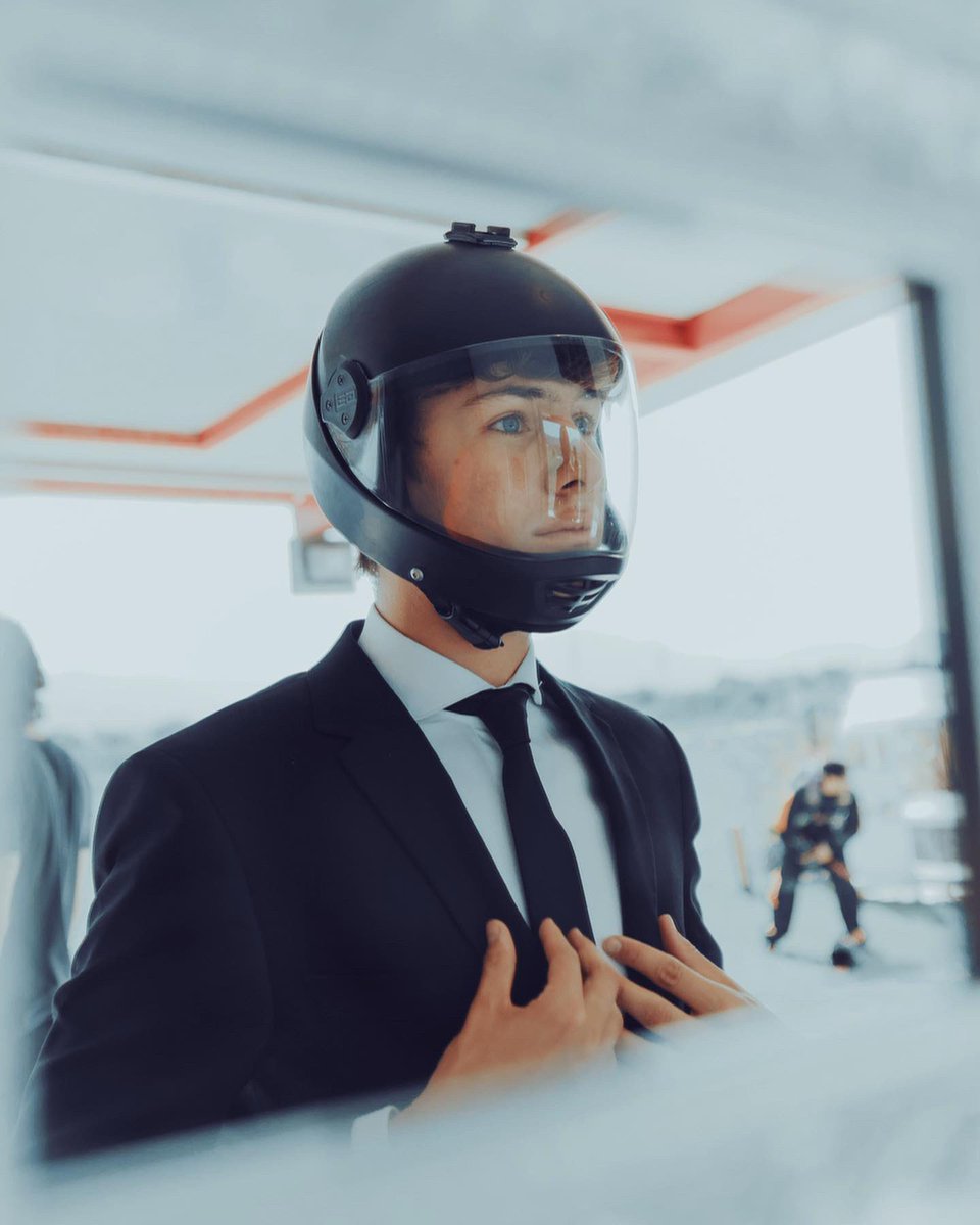 JuanpaZurita's tweet photo. Soy chico graduado 🎓 

Oficialmente logré mis primeros 100 saltos de paracaídas. 

Siguiente paso, wing suit! https://t.co/yBIICVHbek