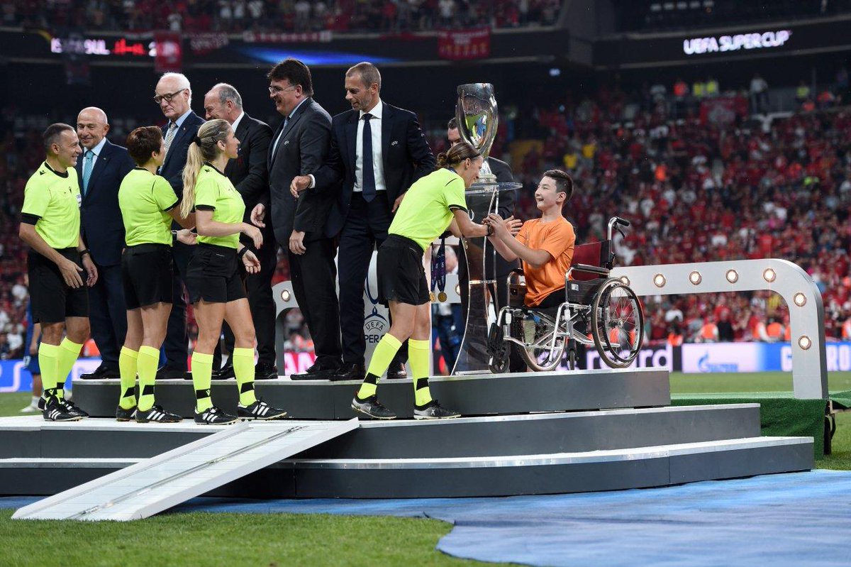 FilGoal's tweet photo. "ألكسندر تشيفرين" رئيس الاتحاد الأوروبي يحقق حلم الطفل الكازخستاني "علي تورجانبيكوف" الذي ولد بلا ساقين  😍👏 https://t.co/u5H1bcOn8l