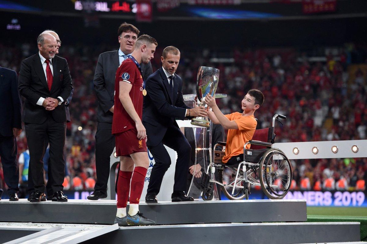 FilGoal's tweet photo. "ألكسندر تشيفرين" رئيس الاتحاد الأوروبي يحقق حلم الطفل الكازخستاني "علي تورجانبيكوف" الذي ولد بلا ساقين  😍👏 https://t.co/u5H1bcOn8l