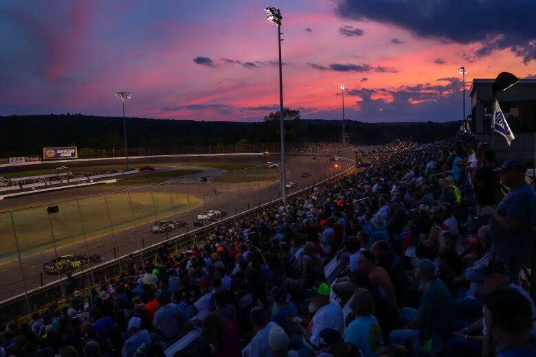 48 hours till Friday night lights... and sunsets 🌅 6 races left in 2019. Get out to the track before summer is over
📸: <a href="/NASCARHomeTrack/">NASCAR_Roots</a>
#mytrackmyroots #sunsets #nascar #weeklyracing #staffordspeedway #mods