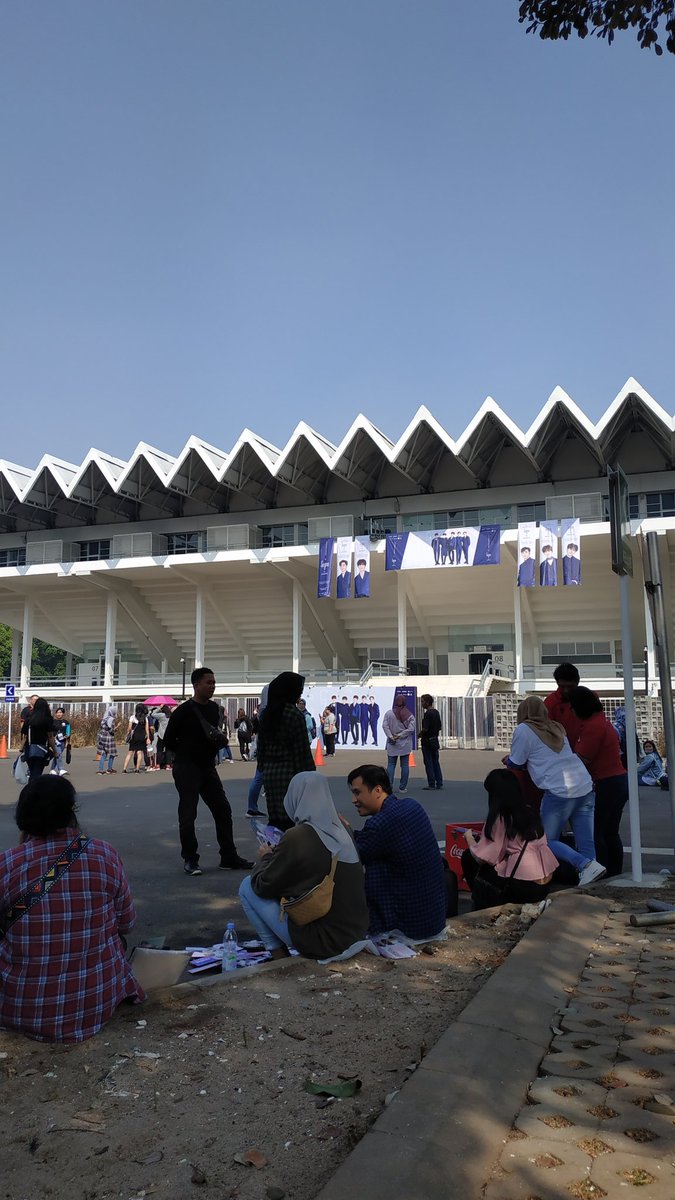frontrow_twt's tweet photo. Hello, we are here! #NUESTSegnoInJKT https://t.co/0DVRiC28iN