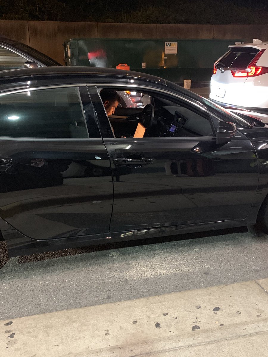 caroline_cox's tweet photo. @Reagan_Airport why bother with signs that you don’t enforce? Cars have been parked in front of me for 10 minutes. https://t.co/xfpfeUUu1E