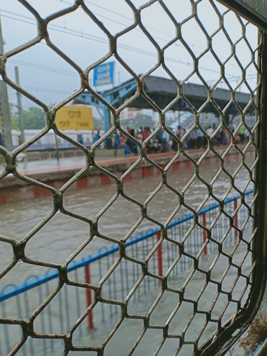 HKonkan's tweet photo. This is the current situation of #mumbai #local #MumbaiRainlive #mumbairain #thane @ABPNews @TV9Marathi @zee24taasnews https://t.co/mVAOWuznsh
