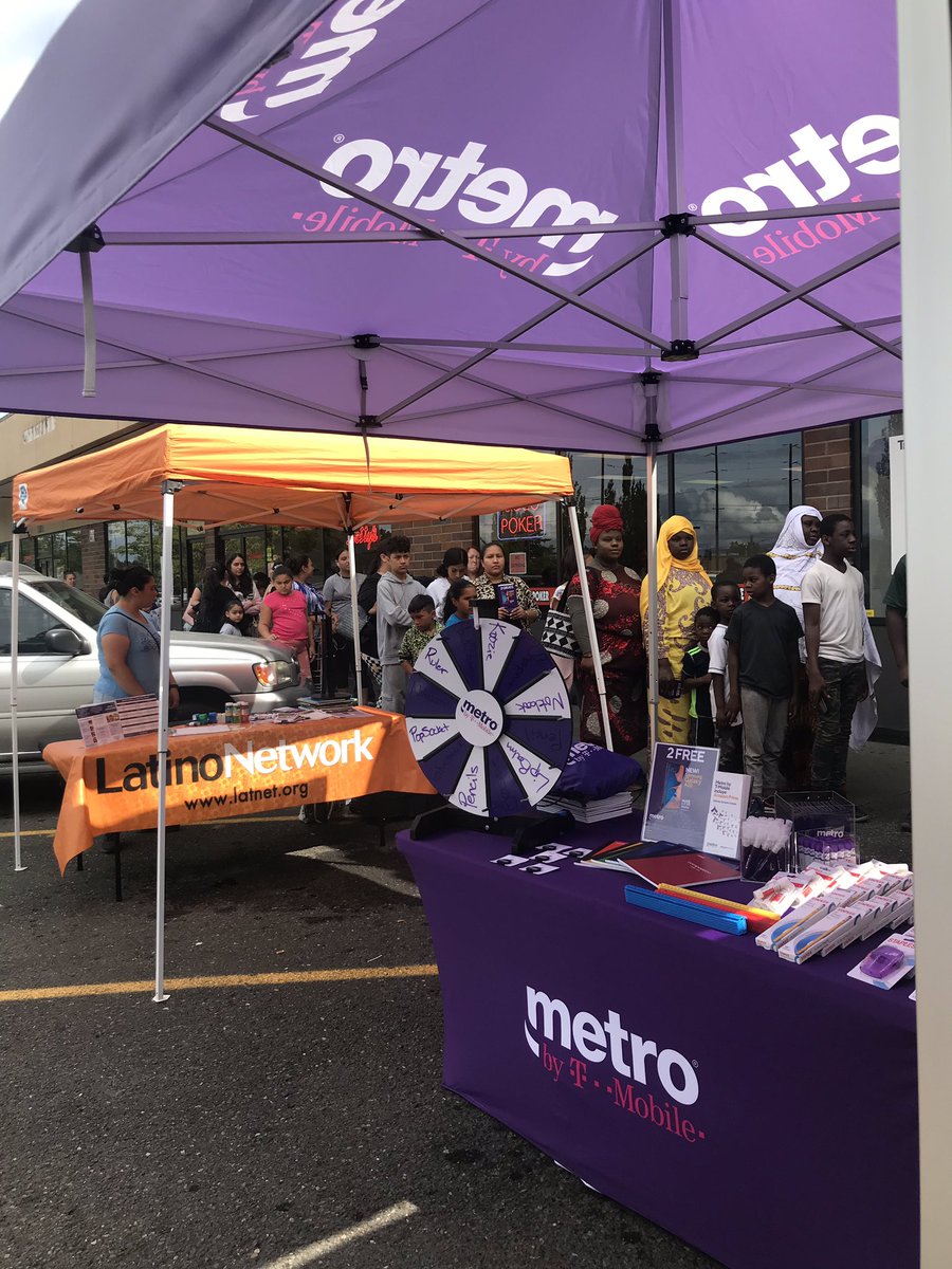 The line keeps growing! Giving back to the community with over 200 back to school supplies! Thank you Latino Network for providing free information and classroom resources! @SanyoAdam @ChrisAPdx @jmorgapdx @xtinaellis1 @MetroByTMobile