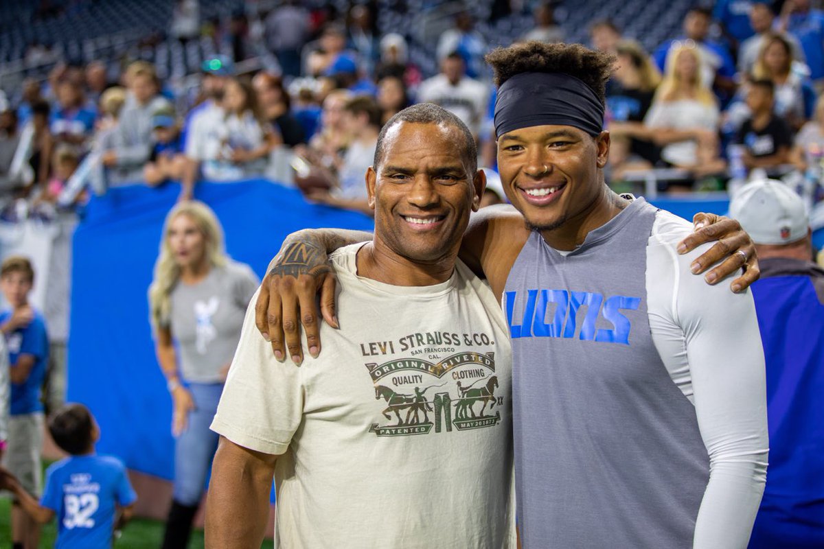 nessaareneee's tweet image. Shout to my dad for being the greatest role model for my bro! So blessed to have a father that was so active in our lives!! This makes my heart smile ❤️❤️ #MLJs #sr #jr