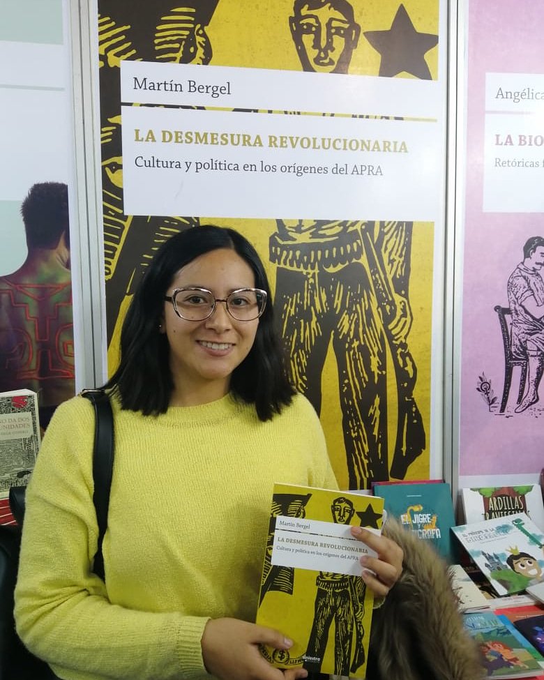 EstacionLc's tweet photo. Angela Quispe Huertas, feliz ganadora de "La desmesura revolucionaria", libro de Martín Bergel, en la @FilLima2019. ¡Gracias a todos por participar! #stand89 #laexperienciafil https://t.co/PLVQupbHXl