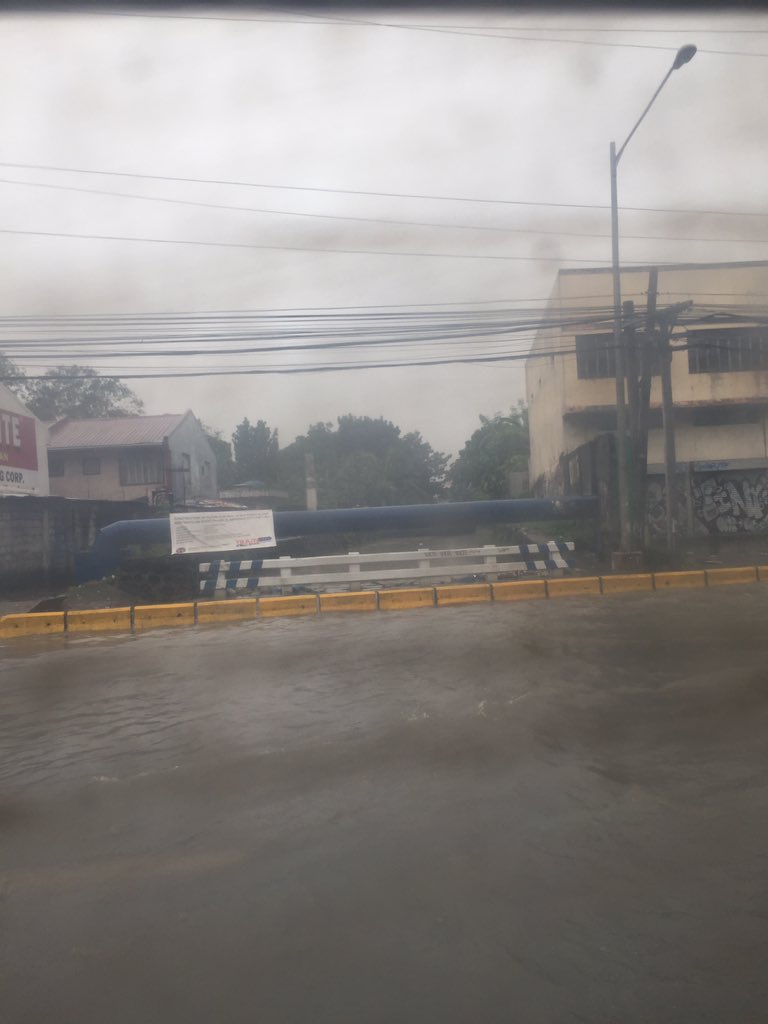 lanmrqz's tweet photo. Creek by Marcos Highway is overflowing so only two lanes are used from Vermont Park to Vermont royale, but after that traffic is moving and not so bad  #floodpatrol #mmda https://t.co/vUqdHmEeEw