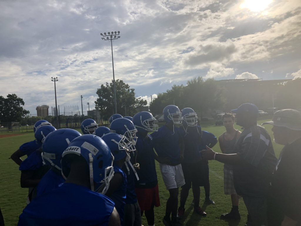 BHSBulldogsfoo1's tweet photo. Great first day #PowerSpeedTechnique #FearTheWing #FlyToTheBall https://t.co/hjbPOgJuhI