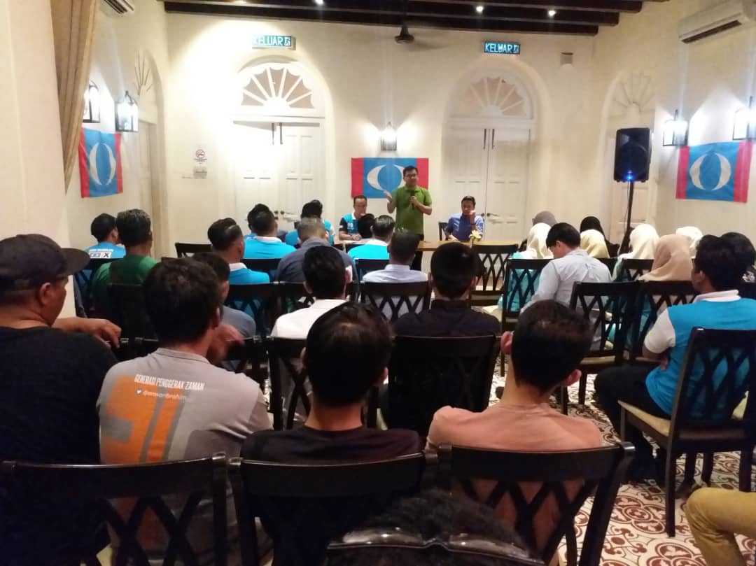 amkreformasi's tweet photo. 2 Ogos 2019
Balik Pulau

Malam tadi Ketua AMK Malaysia, Sdr. @akmalnasir bertemu santai bersama anggota2 AMK Pulau Pinang di Balik Pulau. Tekad terus fokus berjuang memberikan khidmat dan kebajikan kepada rakyat.

#AngkatanMuda #PulauPinang #AMKMalaysia @fahmizainol91 https://t.co/K3jqoGfLys