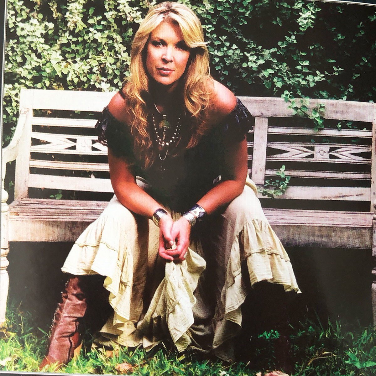 jeffreys_gina's tweet image. "Walks of Life" was my last originals album recorded in 2006. I was so grateful to have been nominated for FOUR Golden Guitars with this release! 💚 13 years later and we're so close to releasing Beautiful Tangle. Pre-save via linktr.ee/gina_jeffreys
#OnThisDay #BeautifulTangle