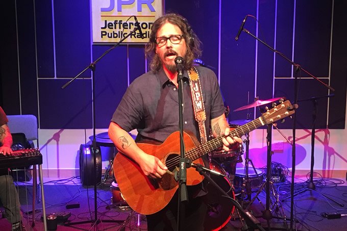 JPRMusicDesk's tweet photo. Today @johnpaulwhite joined us for a #JPRLiveSession presented by @SierraNevada to play a few songs from his new album The Hurting Kind. Listen at https://t.co/KMYVPEPj39 or grab the podcast at @ApplePodcasts / @Stitcher / @Spotify
Thanks to @AudixMics for their support! https://t.co/ngQhkul2G5