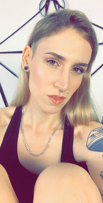 In case you ever forget who your Queen is...I'm here to remind you 👑 >>> loyal subjects are summoned<a href="/tag/mvsales"class="tags"><span>#mvsales</span></a><a href="/tag/mvtrans"class="tags"><span>#mvtrans</span></a>