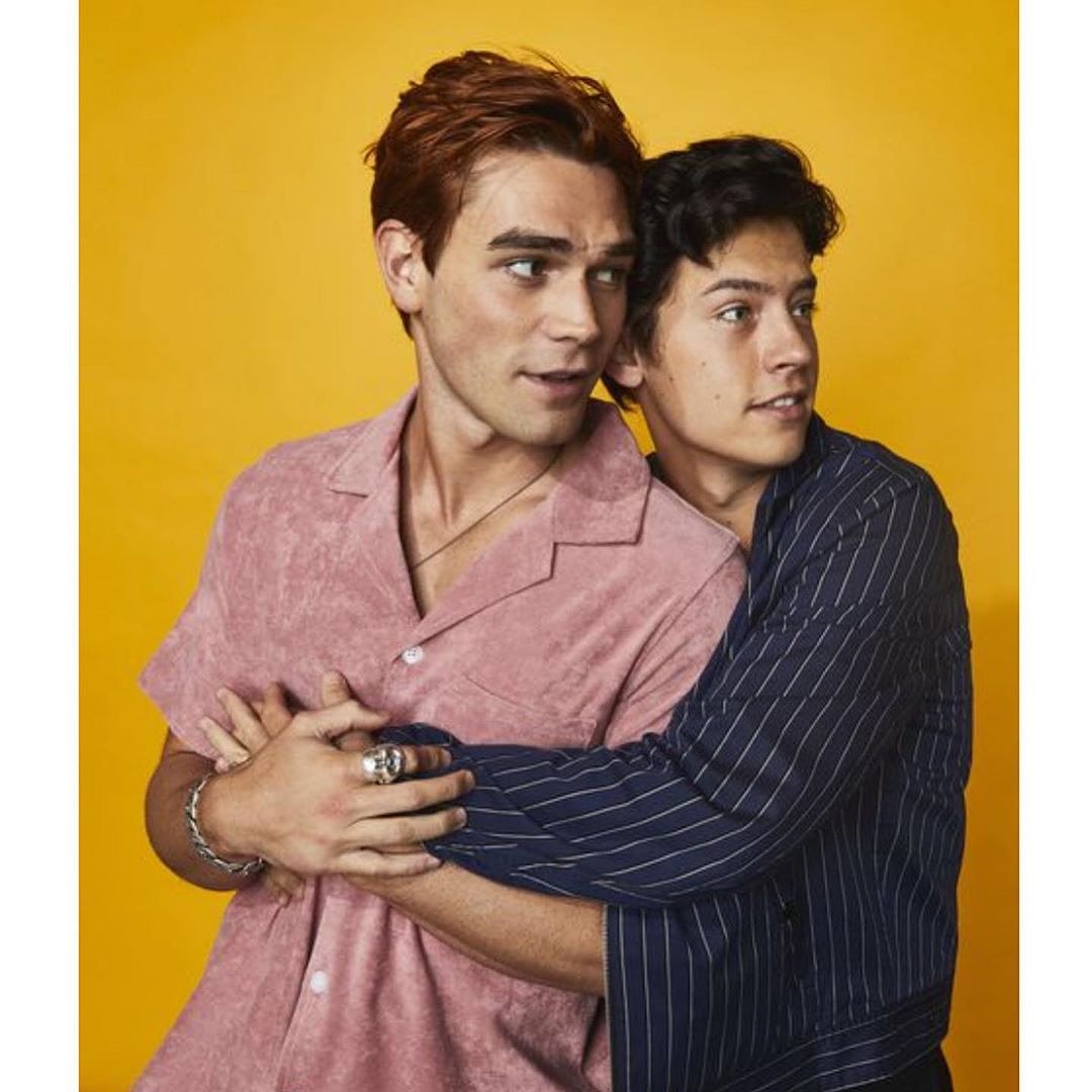 am_Chach's tweet photo. Cole Sprouse and Kj Apa pose for a portrait at the Pizza Hut Lounge #CCSD2019 #Riverdale (July 20) https://t.co/AYRApTp4bX