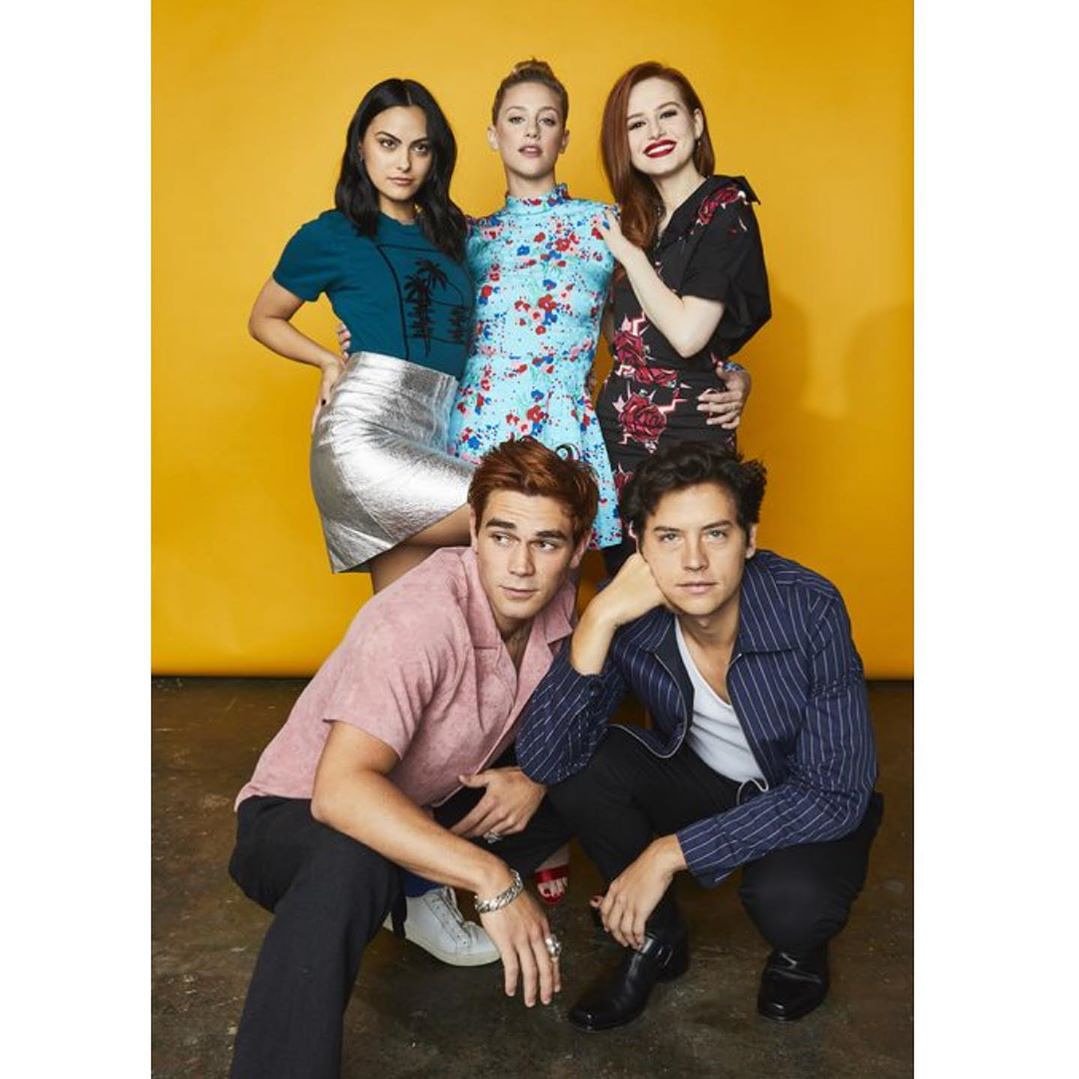 am_Chach's tweet photo. Cast #Riverdale pose for portraits at the Pizza Hut Lounge #CCSD2019 (July 20) https://t.co/g3gscpHZ8Q