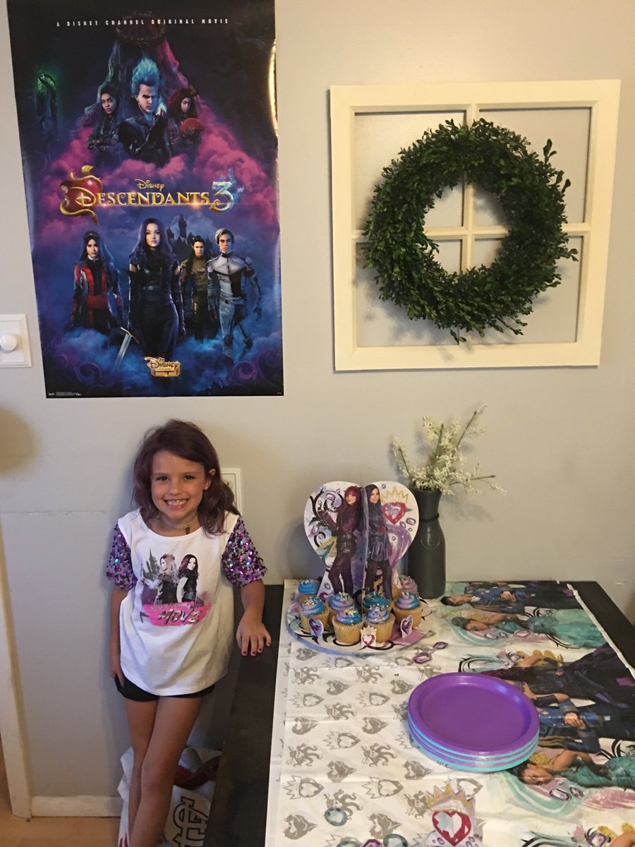 craigerwo19's tweet photo. Audrey is ready for her Descendants 3 watch party!! ⁦@DoveCameron⁩ ⁦@SofiaCarson⁩ ⁦@booboostewart⁩ ⁦@descendants⁩ https://t.co/irz5EOVWt0
