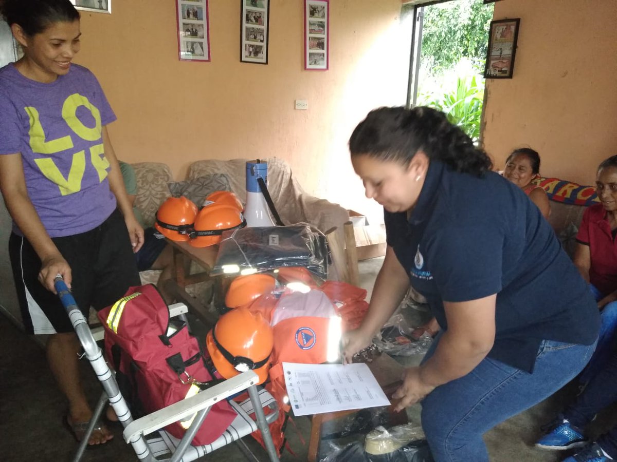 MuniVillaNueva's tweet photo. En el marco del proyecto DIPECHO XI, entregan equipamiento a la COLRED ECORED, de la comunidad San Gabriel I, zona 4 #VillaNueva. 
Con el apoyo de la Alianza ESFRA ISMUGUA, apoyo técnico y financiero de @Oxfam_Guatemala y Unión Europea, @MuniVillaNueva #SeConred @ConredGuatemala https://t.co/wKvh5U2LIO