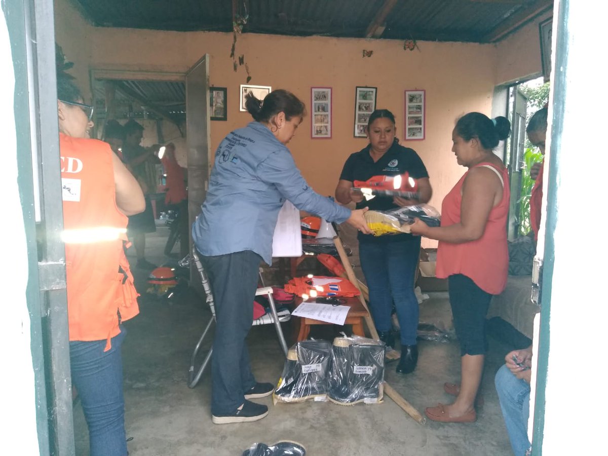 MuniVillaNueva's tweet photo. En el marco del proyecto DIPECHO XI, entregan equipamiento a la COLRED ECORED, de la comunidad San Gabriel I, zona 4 #VillaNueva. 
Con el apoyo de la Alianza ESFRA ISMUGUA, apoyo técnico y financiero de @Oxfam_Guatemala y Unión Europea, @MuniVillaNueva #SeConred @ConredGuatemala https://t.co/wKvh5U2LIO