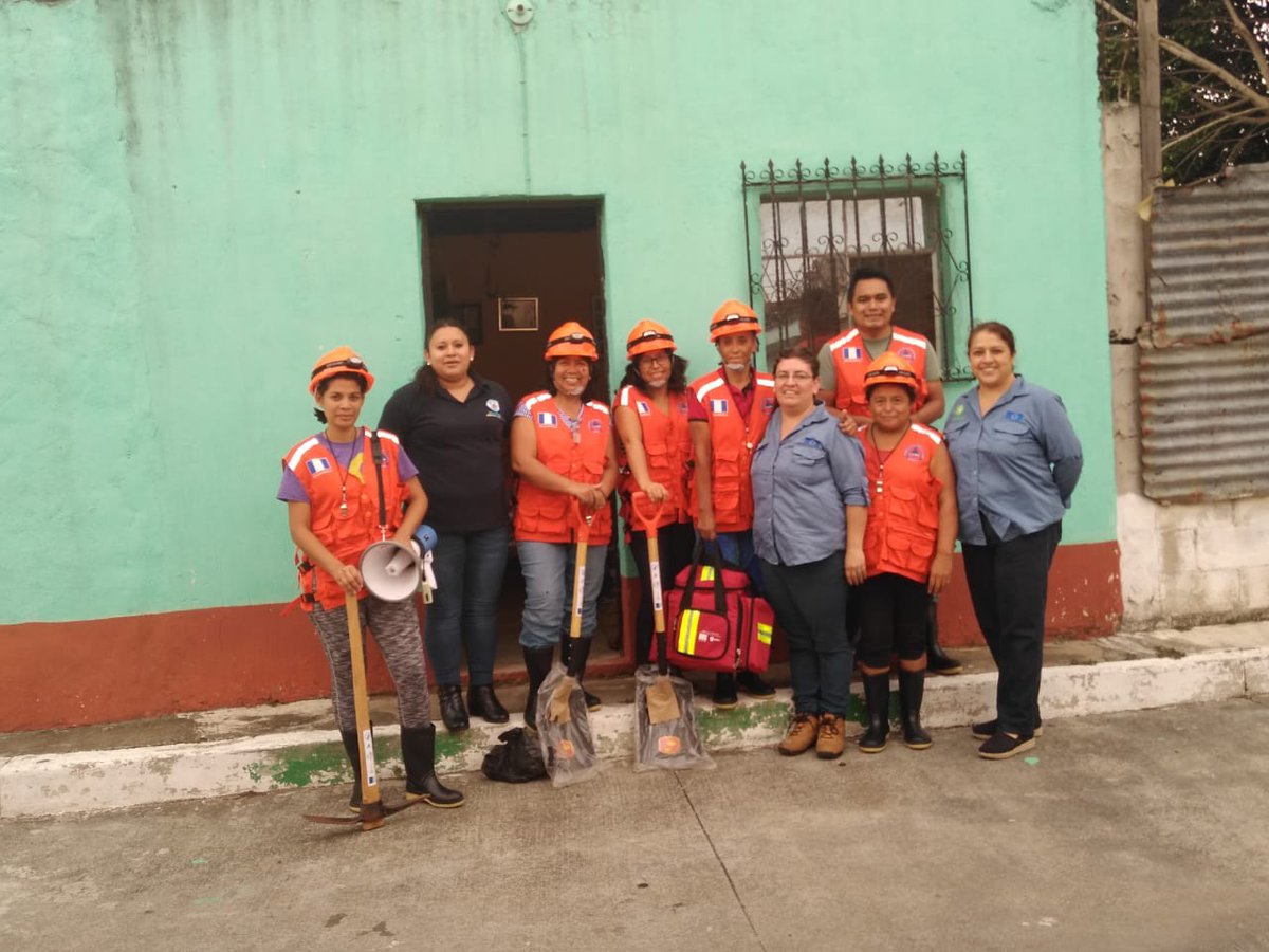 MuniVillaNueva's tweet photo. En el marco del proyecto DIPECHO XI, entregan equipamiento a la COLRED ECORED, de la comunidad San Gabriel I, zona 4 #VillaNueva. 
Con el apoyo de la Alianza ESFRA ISMUGUA, apoyo técnico y financiero de @Oxfam_Guatemala y Unión Europea, @MuniVillaNueva #SeConred @ConredGuatemala https://t.co/wKvh5U2LIO