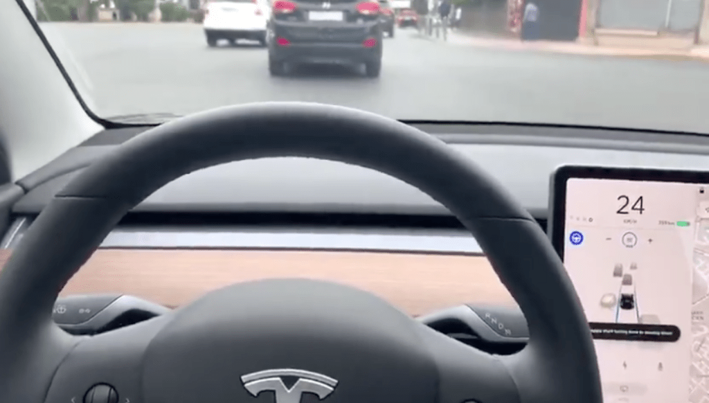 Tesla Autopilot in Africa cleantechnica.com/2019/08/02/tes…