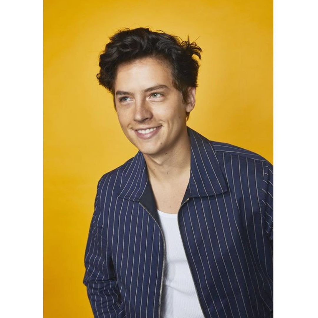 am_Chach's tweet photo. Cole Sprouse pose for portraits at the Pizza Hut Lounge #CCSD2019 #Riverdale (July 20) https://t.co/HnBsrhC4Ma