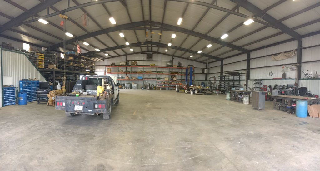 jimbohall's tweet photo. Williams Farms a great start up story. They face issues with water 💦 due to the underground level dropping. The ‘rule of capture’ applies for water rights. 😮 Big equipment with Pivots 800m and a seed planter 36m wide. #Everthingsbiggerintexas 🇺🇸 #rabocottontour @polanna1 https://t.co/2gKzk9VYe7