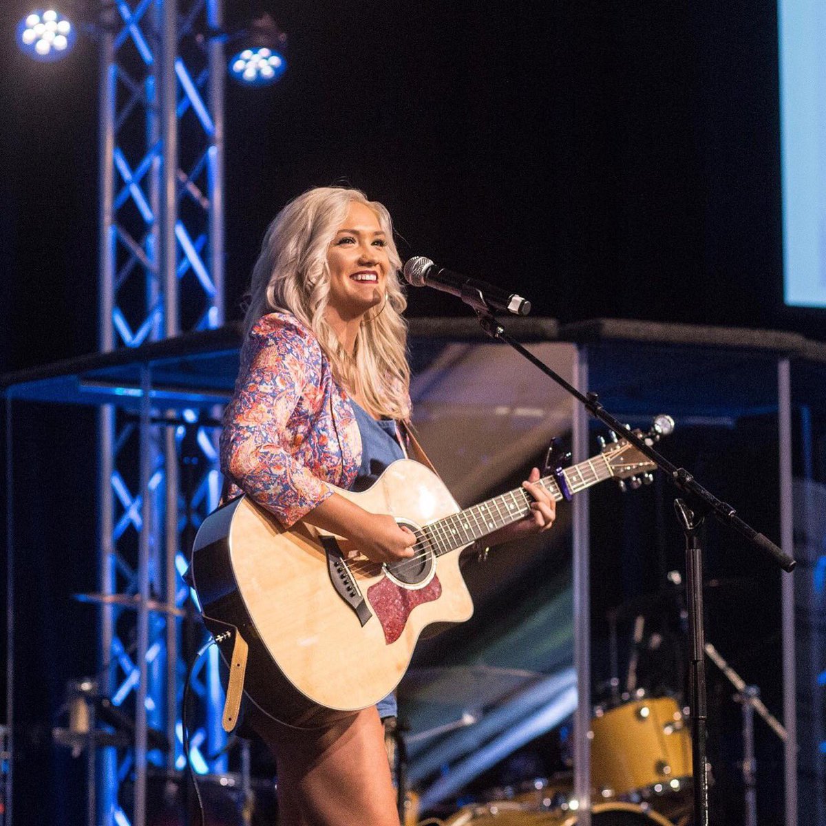 avarowlandmusic's tweet photo. I L💜VE being on stage!🎤 @bernardporter @chadcraw @pcguniversal @pcginstitute #singer #songwriter #ep #polaroidpicture #exitsign #californiagypsies #pcguniversal #interview #live #music #franklin #tennessee https://t.co/HxG3vTgWkP