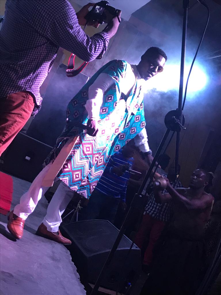 JaneaOfficiel's tweet photo. C'est à cet instant bien précis que je dépose les attributs et transcende mon art pour distiller la #GoodVibes à outrance #Malokomatox #heritage #sokoto #natioanaltour #laoding #Janéaaaaaaa #livesession #mangrooves cc @domafest @Bimstr237 https://t.co/lTwXeiUOmO