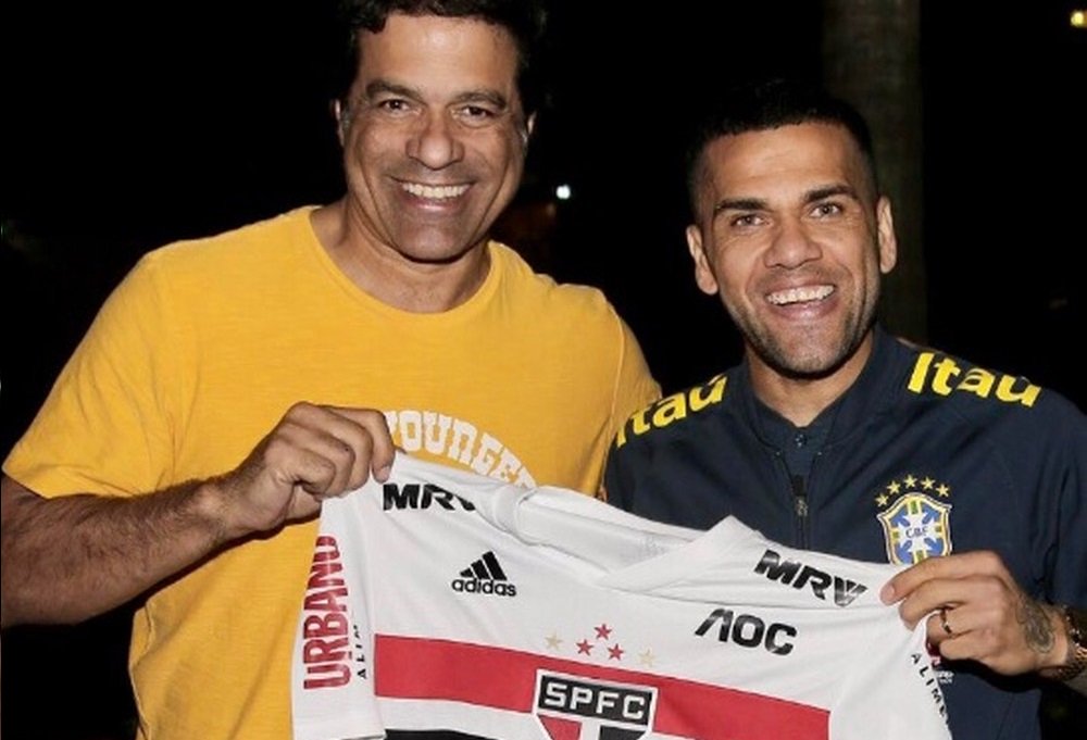 geglobo's tweet image. Daniel Alves será apresentado pelo São Paulo na terça-feira, às 20h, com ingressos a R$ 5,00 glo.bo/2LXs73r