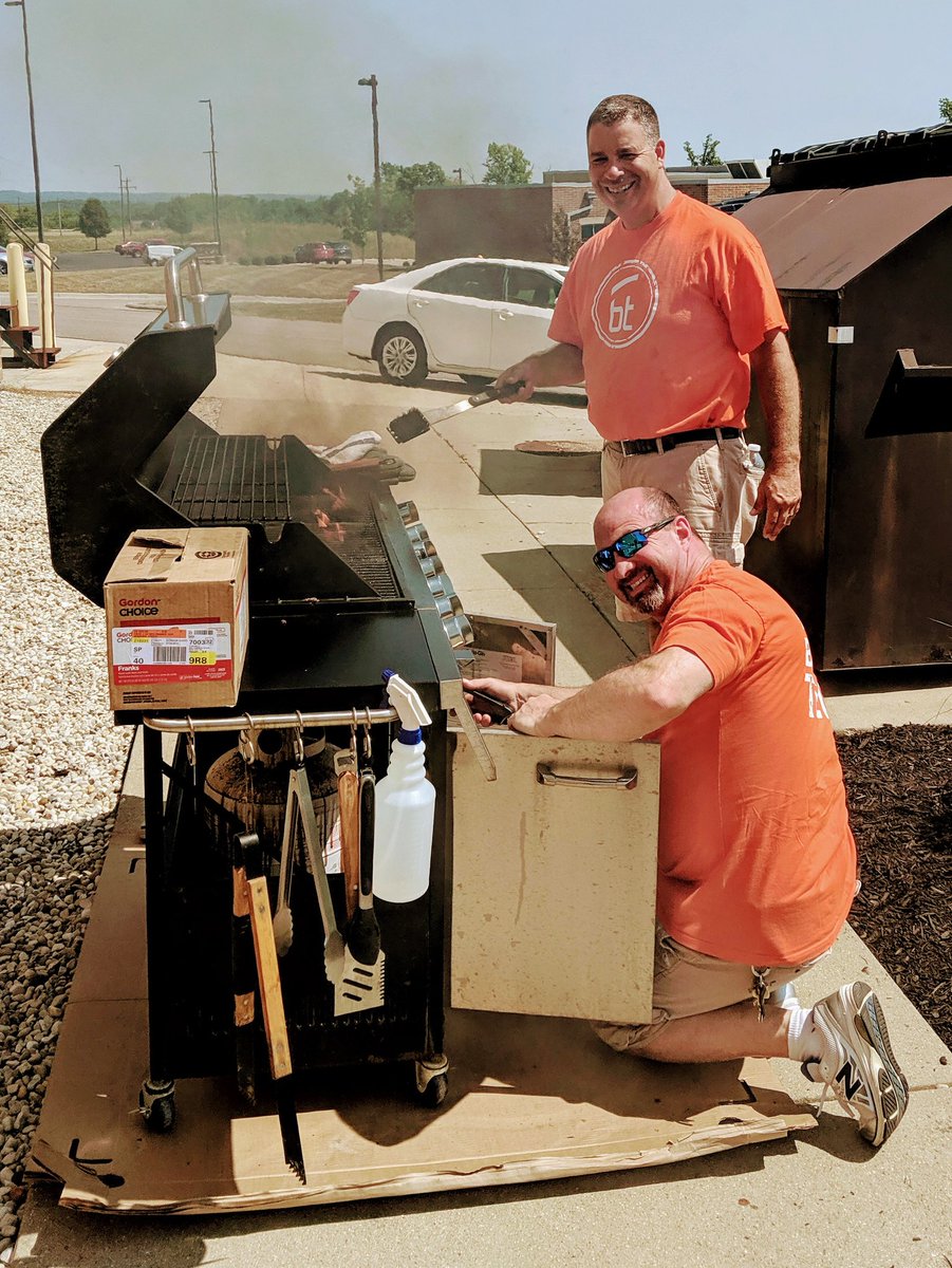 JonGraft's tweet photo. Servant Leadership...Great chef work to celebrate our custodians and IT staff! @ButlerTech #grillskill #cheeseburger @bt_drl https://t.co/MvyqXSUWbR