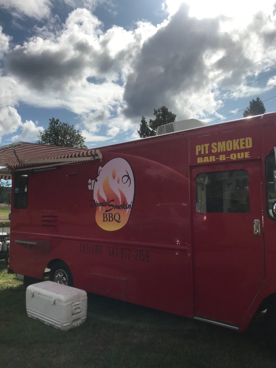 bennettvineyard's tweet photo. Don’t wanna cook tonight?! Stop by for some of @vinniesmokinbbq! So good! #oregonevents https://t.co/LkEmNLlXif