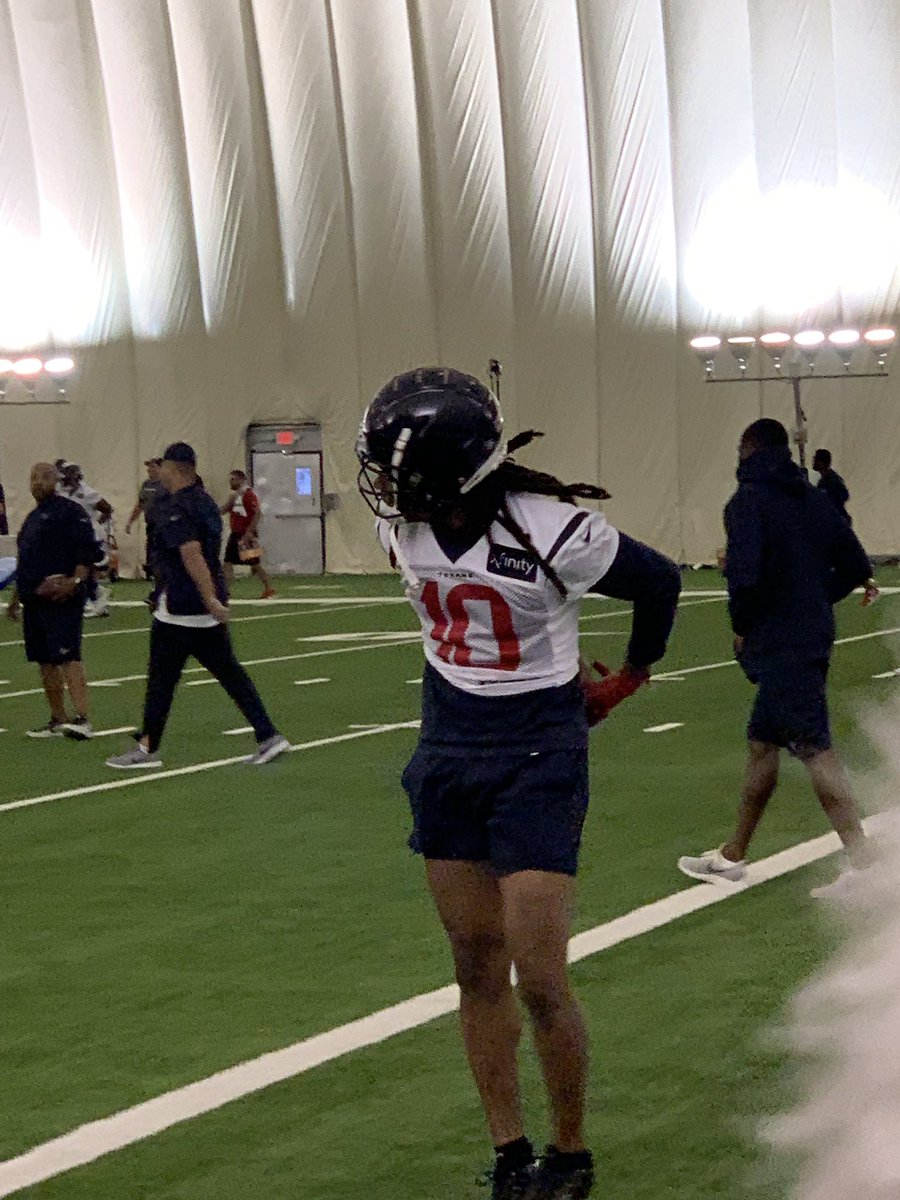 BigSargeSportz's tweet photo. With all these videos of these other WR’s coming out, I figured I would just show that a picture is with a 1,000 yards or something like that..
#Mr99 #BestInTheGame #DHop And yes that is him catching a pass behind his back.. #BigSargeSportz @DeAndreHopkins https://t.co/Vhwv50AEsK