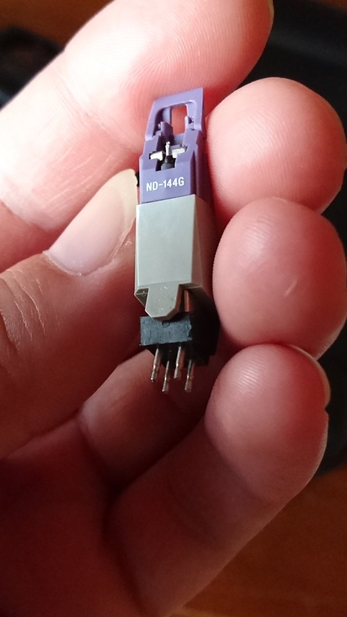 wofs4565's tweet photo. 珍しいレコードプレイヤー貰って分解クリーニングして動作はすれど音が鳴りません。
原因はまだあるでしょうが、
この針ってまだ使えますか?
詳しい方御教示願います。
#ポータブルレコードプレイヤー
#レコードプレイヤー #レコード針 #SONY #PSF5 #フラミンゴ https://t.co/mfWnT9fOoN