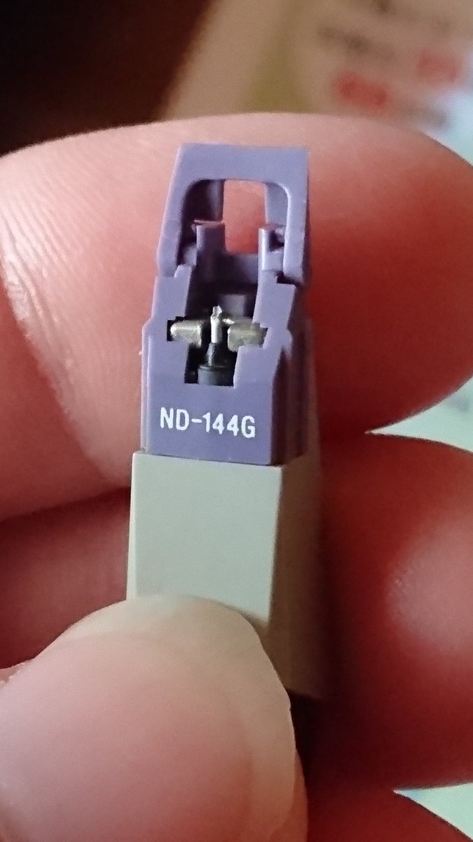 wofs4565's tweet photo. 珍しいレコードプレイヤー貰って分解クリーニングして動作はすれど音が鳴りません。
原因はまだあるでしょうが、
この針ってまだ使えますか?
詳しい方御教示願います。
#ポータブルレコードプレイヤー
#レコードプレイヤー #レコード針 #SONY #PSF5 #フラミンゴ https://t.co/mfWnT9fOoN