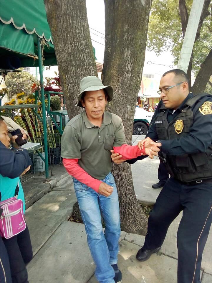 tritonazteca11's tweet photo. Por vender nopales en la calle y ganarse el pan honradamente  en Acoxpa y las Torres.
Incluso una oficial le aplicó la llave China a una vendedora, uso excesivo de la fuerza, esperemos que @SSP_CDMX https://t.co/GyTvsAbXKJ