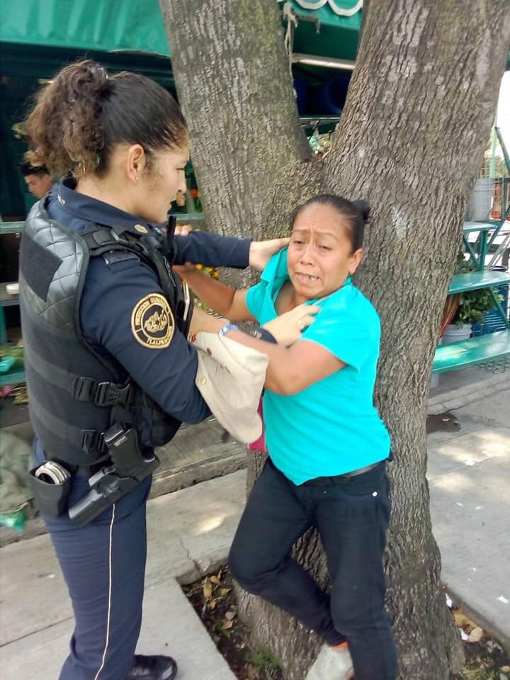 tritonazteca11's tweet photo. Por vender nopales en la calle y ganarse el pan honradamente  en Acoxpa y las Torres.
Incluso una oficial le aplicó la llave China a una vendedora, uso excesivo de la fuerza, esperemos que @SSP_CDMX https://t.co/GyTvsAbXKJ