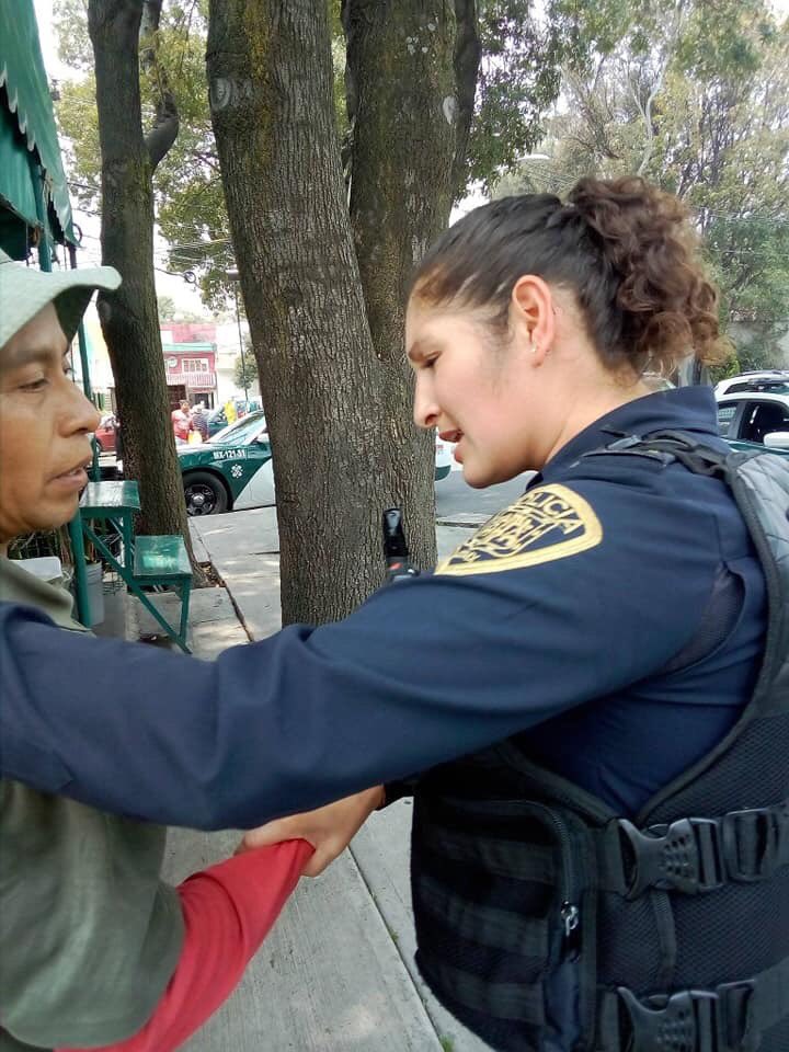tritonazteca11's tweet photo. Por vender nopales en la calle y ganarse el pan honradamente  en Acoxpa y las Torres.
Incluso una oficial le aplicó la llave China a una vendedora, uso excesivo de la fuerza, esperemos que @SSP_CDMX https://t.co/GyTvsAbXKJ
