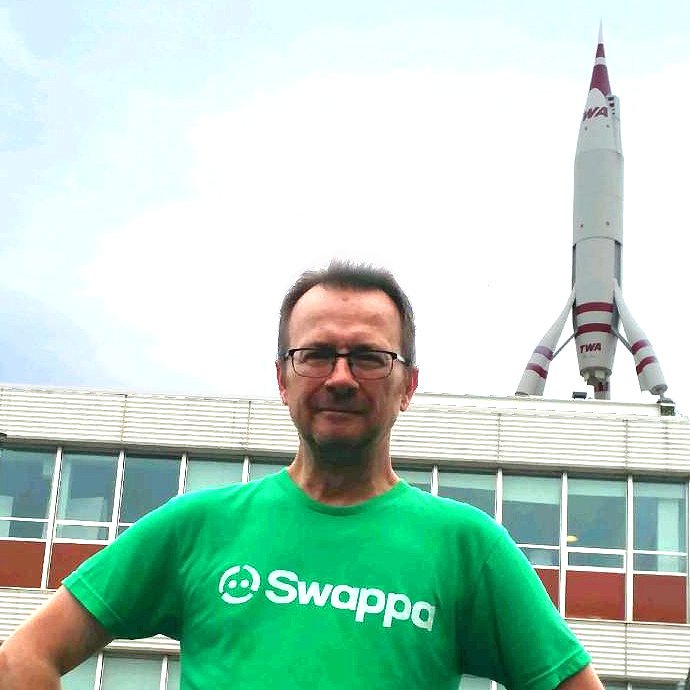mostlybob's tweet photo. I've bought a few phones from this bunch & I'm definitely a fan of the service, so when they said, we'll give you a shirt if you you post a pic w an iconic landmark & tagged w #SwappaLocal I said, I'm in! Happened to be in the Crossroads in KC today & voilà! https://t.co/Esoh4rbfSJ