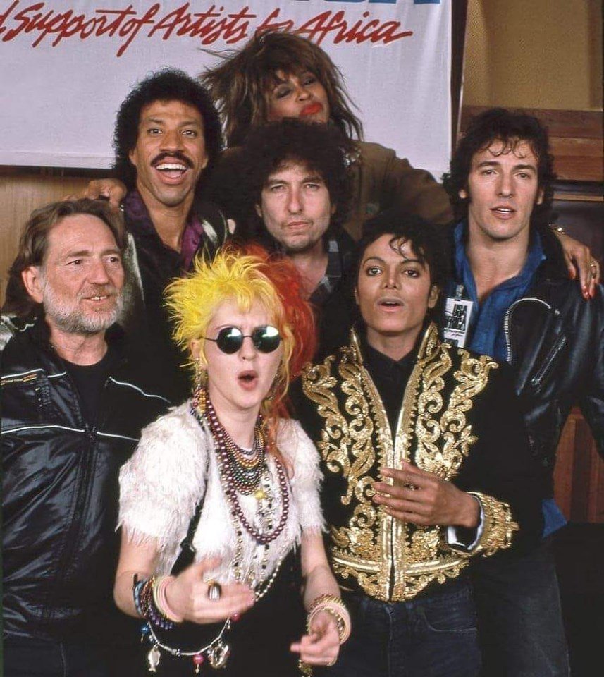 eybonluis's tweet photo. #TomadoDeFacebook
"Willie Nelson, Lionel Richie, Tina Turner, Bob Dylan, Cyndi Lauper, Michael Jackson y Bruce Springsteen durante la grabación de "We Are The World" en 1985" https://t.co/R83bSNhX3B