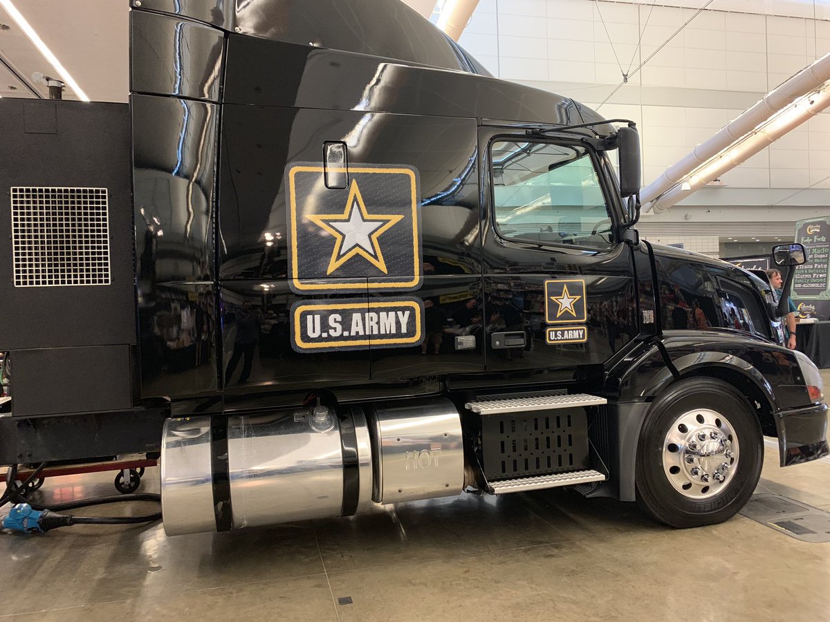 billkdr's tweet photo. It was great spending time and learning more about the @USArmy @USArmyesports program at @ReplayFX. Their rig setup is unreal! Esports crosses into so many professions and skills. #GameOnARMY https://t.co/Nnks19i5ul