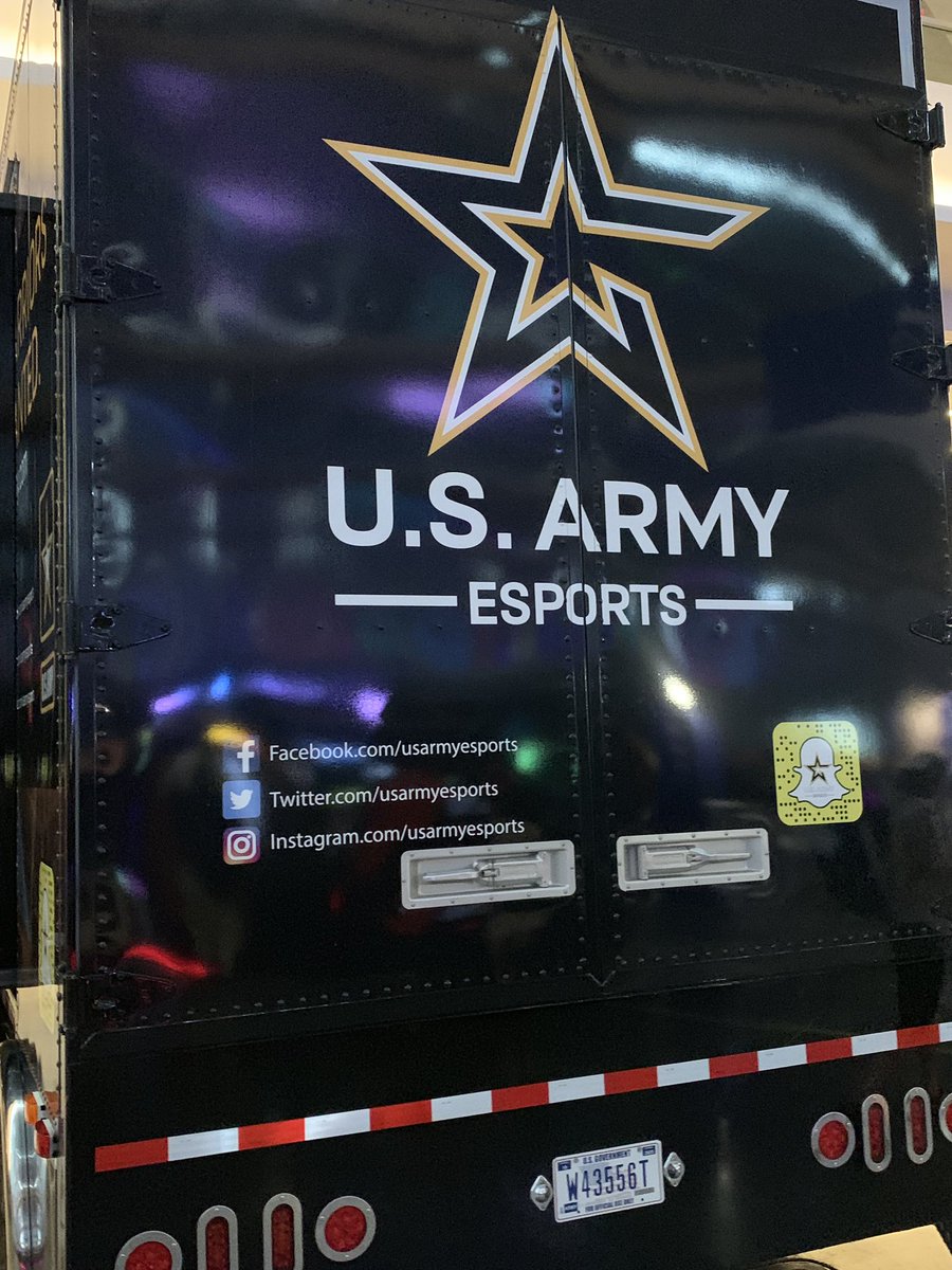 billkdr's tweet photo. It was great spending time and learning more about the @USArmy @USArmyesports program at @ReplayFX. Their rig setup is unreal! Esports crosses into so many professions and skills. #GameOnARMY https://t.co/Nnks19i5ul