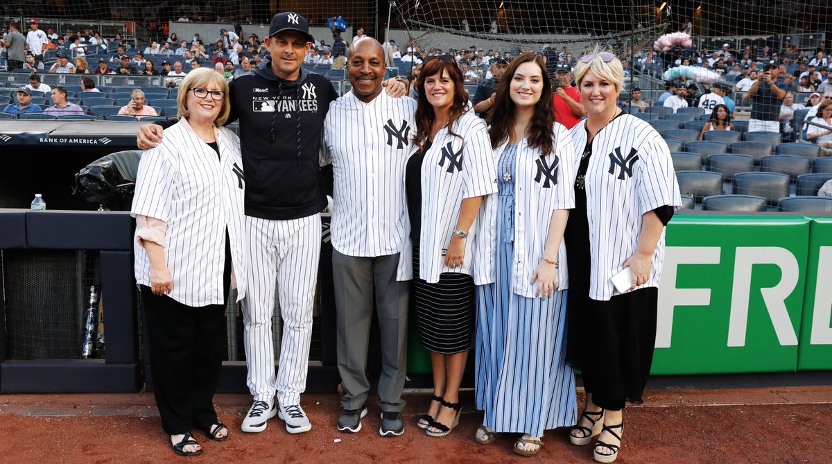 New York Yankees on X: "40 years ago today, we tragically lost our Captain, Thurman  Munson. Tonight, we honored his memory and welcomed back his wife, Diana,  and their two daughters. Diana