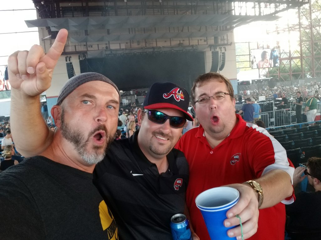 Neerfan's tweet photo. #sbffc in the house for #CageThElephant @TheSBFFC @WKUFan518 https://t.co/unp9EcduCk